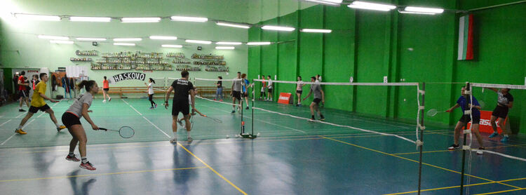 Национални отбори на България по бадминтон на лагер в Хасково