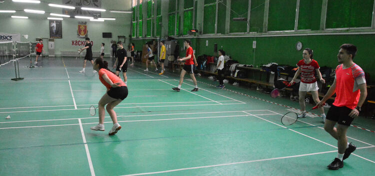 Национални отбори на България по бадминтон на лагер в Хасково