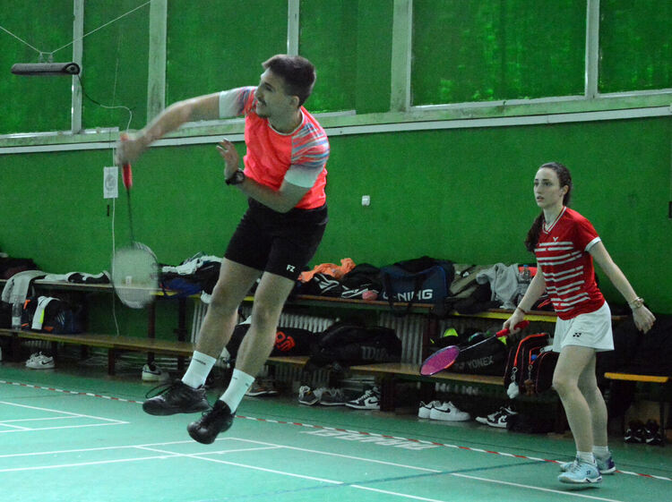 Национални отбори на България по бадминтон на лагер в Хасково