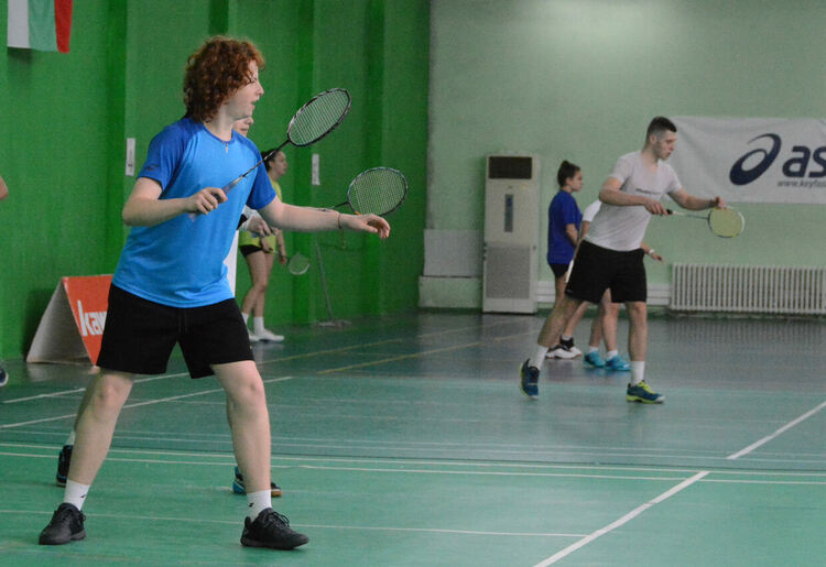 Национални отбори на България по бадминтон на лагер в Хасково
