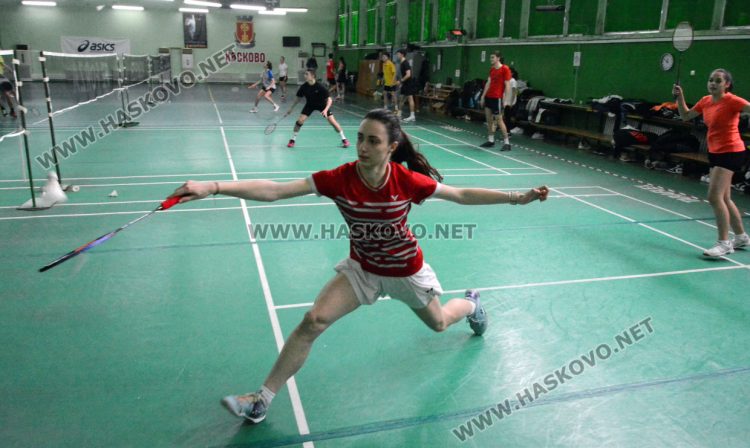 Национални отбори на България по бадминтон на лагер в Хасково