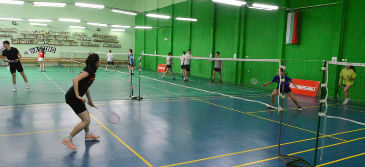 Национални отбори на България по бадминтон на лагер в Хасково