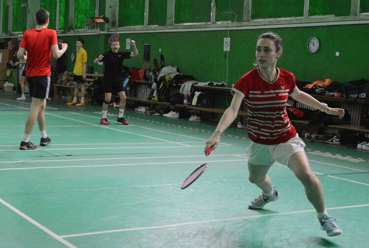 Национални отбори на България по бадминтон на лагер в Хасково