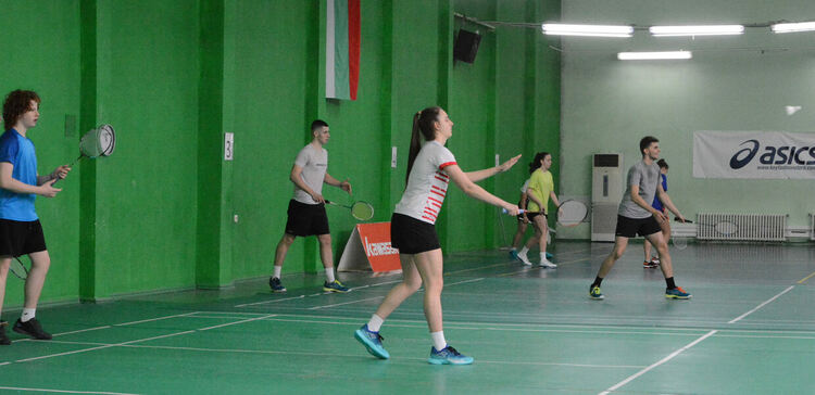 Национални отбори на България по бадминтон на лагер в Хасково