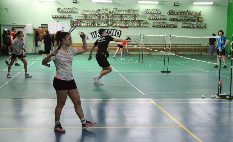 Национални отбори на България по бадминтон на лагер в Хасково