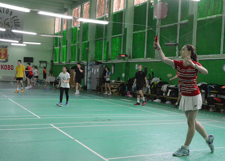 Национални отбори на България по бадминтон на лагер в Хасково