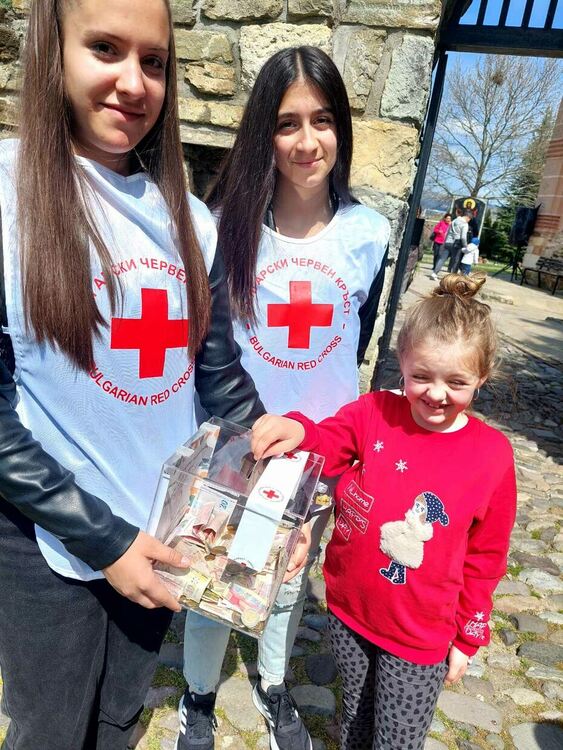 За 13-та година доброволци на БЧК в Кърджали събират дарения на Цветница