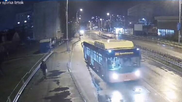 Полицията в Перник води разследване срещу мъж, хвърлил камък по пътнически автобус