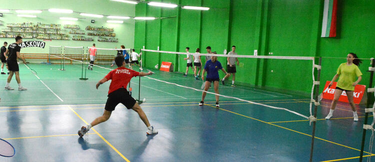 Национални отбори на България по бадминтон на лагер в Хасково