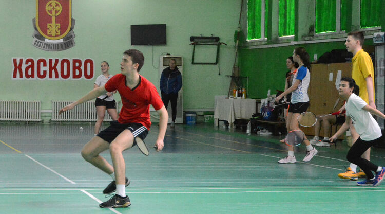 Национални отбори на България по бадминтон на лагер в Хасково