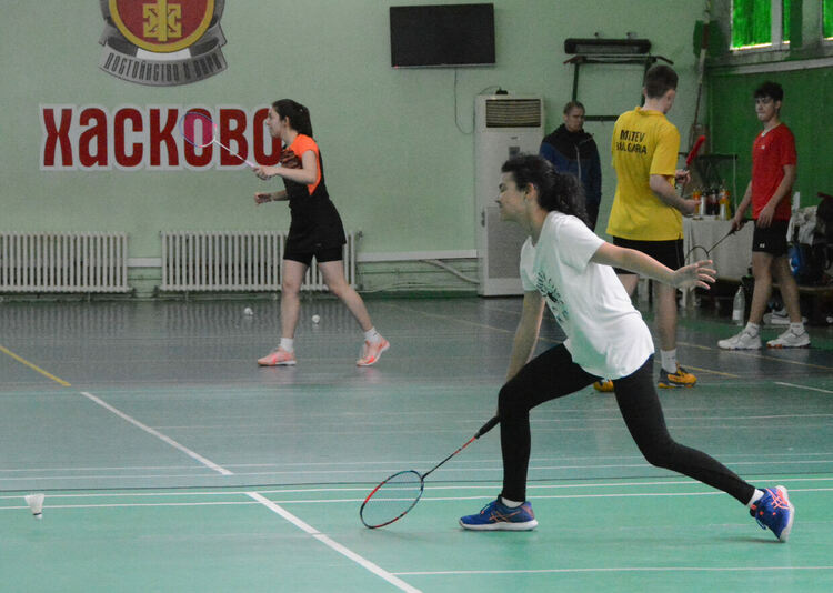 Национални отбори на България по бадминтон на лагер в Хасково