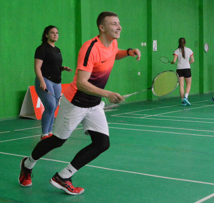 Национални отбори на България по бадминтон на лагер в Хасково