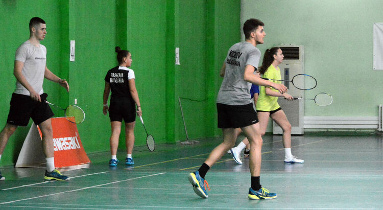 Национални отбори на България по бадминтон на лагер в Хасково