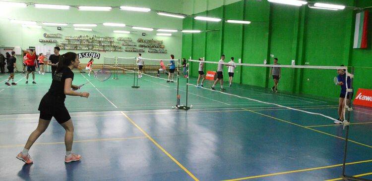 Национални отбори на България по бадминтон на лагер в Хасково