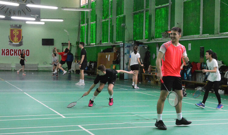 Национални отбори на България по бадминтон на лагер в Хасково