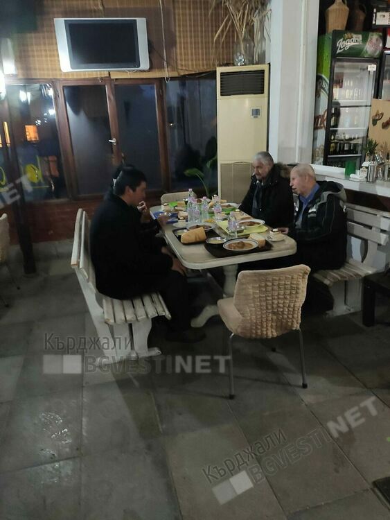 Мюсюлмани в кърджалийския квартал Гледка се редуват да дават ифтари ,не са пропускали вечер от началото на Рамазана