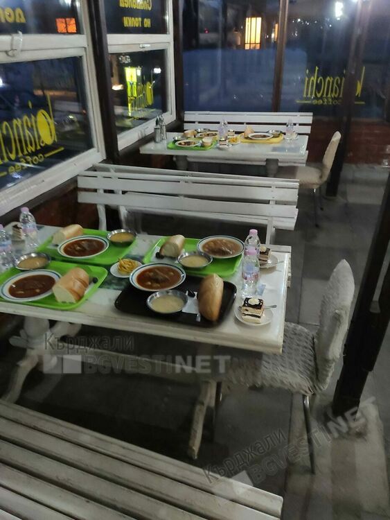 Мюсюлмани в кърджалийския квартал Гледка се редуват да дават ифтари ,не са пропускали вечер от началото на Рамазана