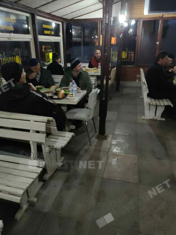 Мюсюлмани в кърджалийския квартал Гледка се редуват да дават ифтари ,не са пропускали вечер от началото на Рамазана