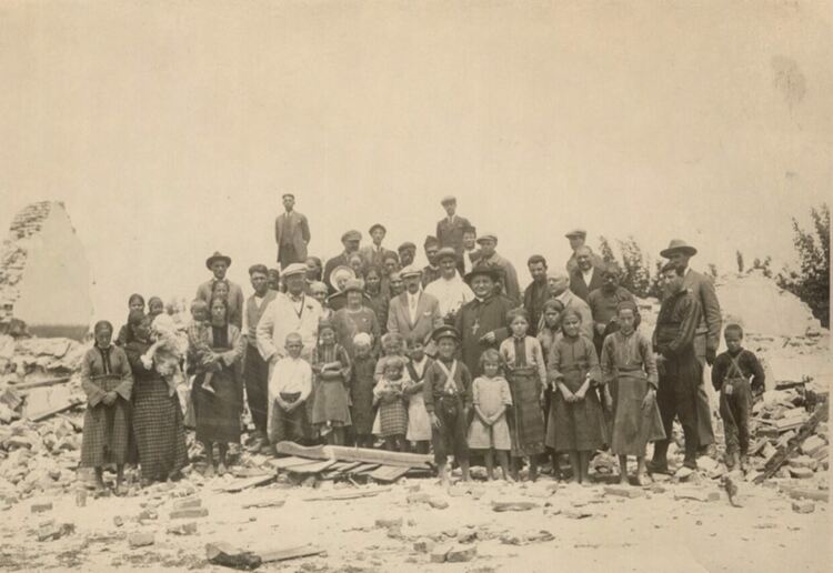 Цар Борис ІІІ и епископ Анджело Ронкали с местни жители край разрушени от земетресението постройки в село Белозем, Пловдивско