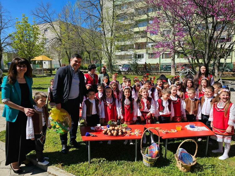 Кметът на Димитровград боядисва великденски яйца с децата от детска градина