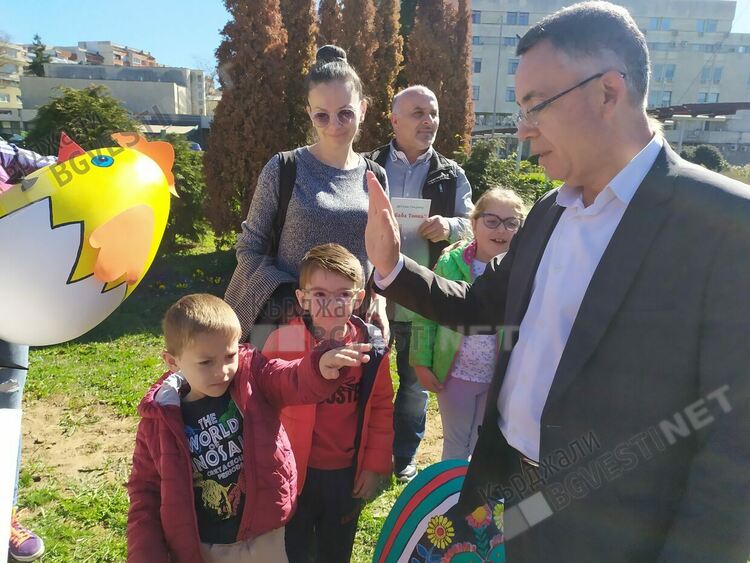 Децата на Кърджали боядисаха огромни яйца, поставиха ги с помощта на кмета в кътове пред Общината