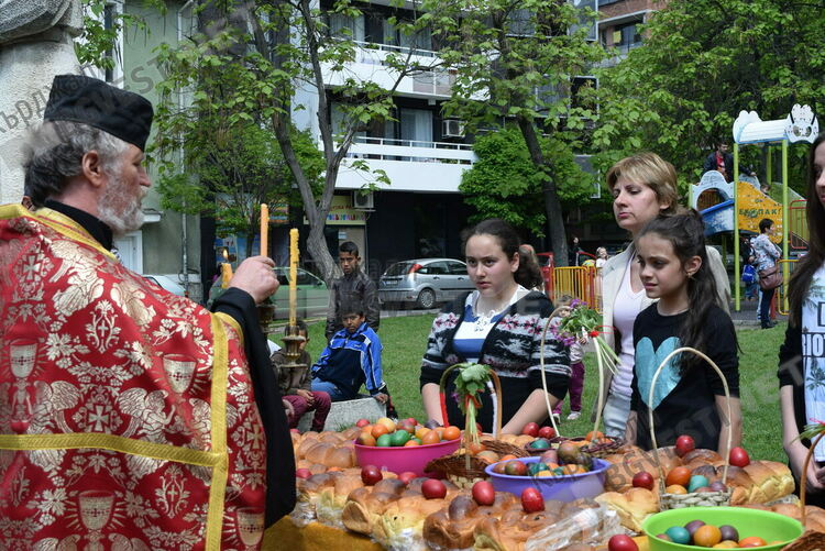 Борби с писани яйца на Великден,децата на Кърджали се събират пред храма „Св.Георги Победоносец”