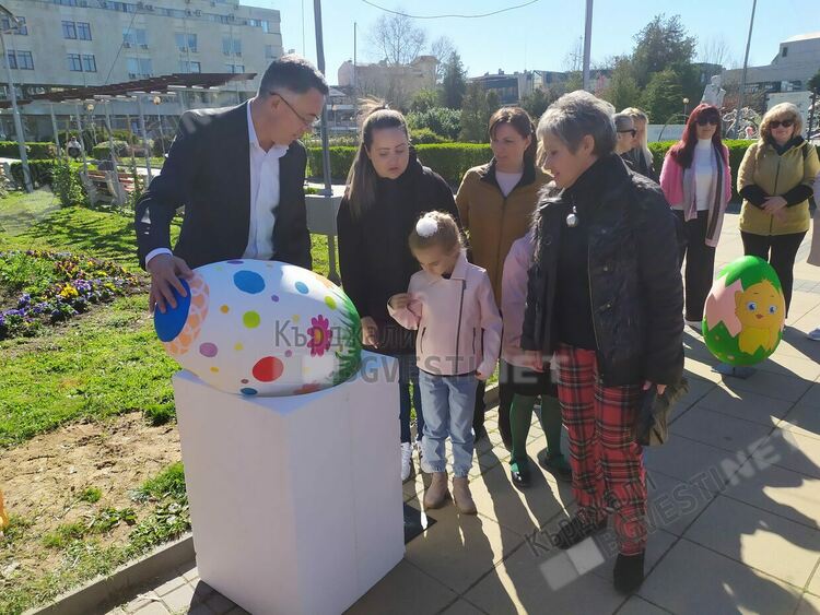 Децата на Кърджали боядисаха огромни яйца, поставиха ги с помощта на кмета в кътове пред Общината