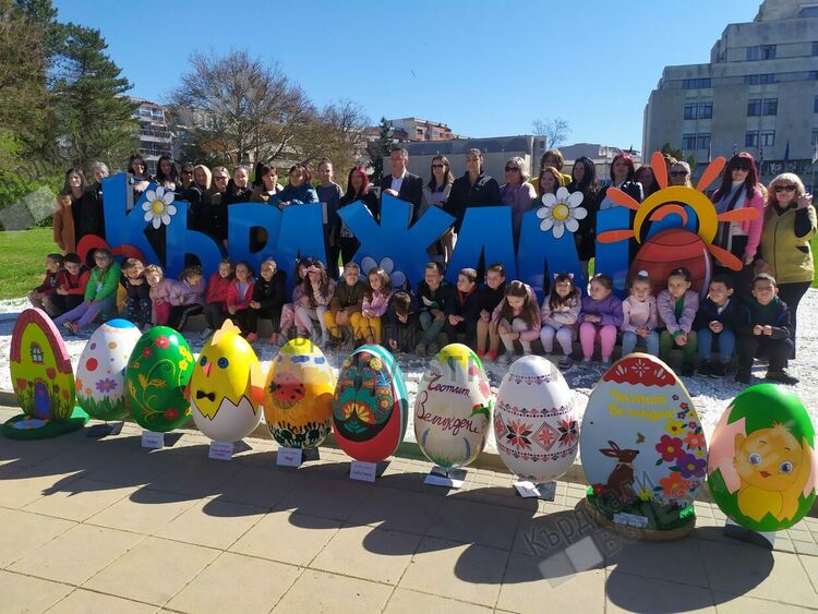 Децата на Кърджали боядисаха огромни яйца, поставиха ги с помощта на кмета в кътове пред Общината