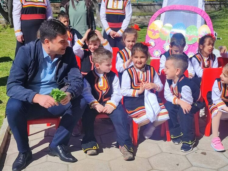 Кметът на Димитровград боядисва великденски яйца с децата от детска градина