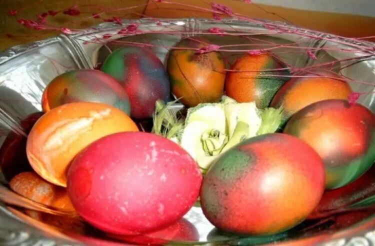 Благотворителна работилница за боядисване на великденски яйца се провежда в Брезник