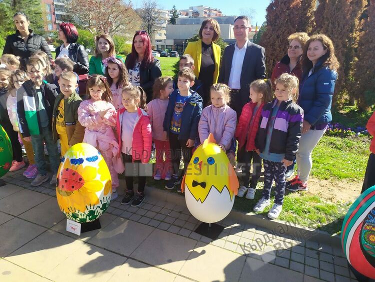 Децата на Кърджали боядисаха огромни яйца, поставиха ги с помощта на кмета в кътове пред Общината