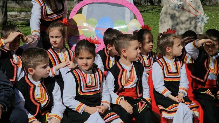 Кметът на Димитровград боядисва великденски яйца с децата от детска градина