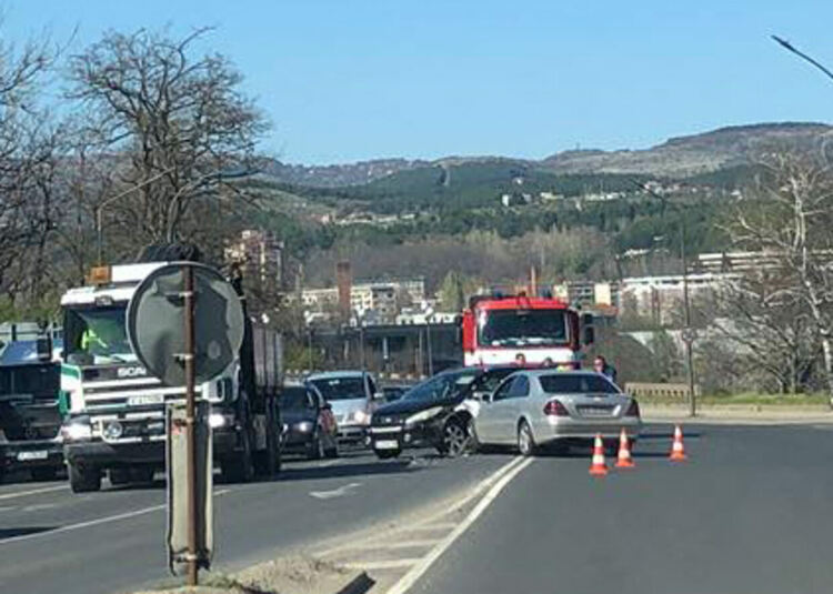 Катастрофа във Веселчане затрудни трафика към централната част на града