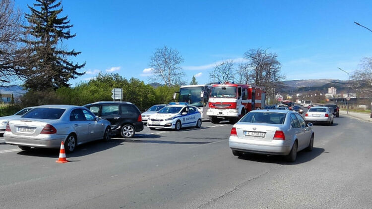Катастрофа във Веселчане затрудни трафика към централната част на града