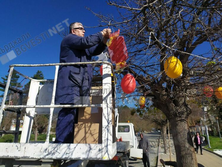 Децата на Кърджали боядисаха огромни яйца, поставиха ги с помощта на кмета в кътове пред Общината