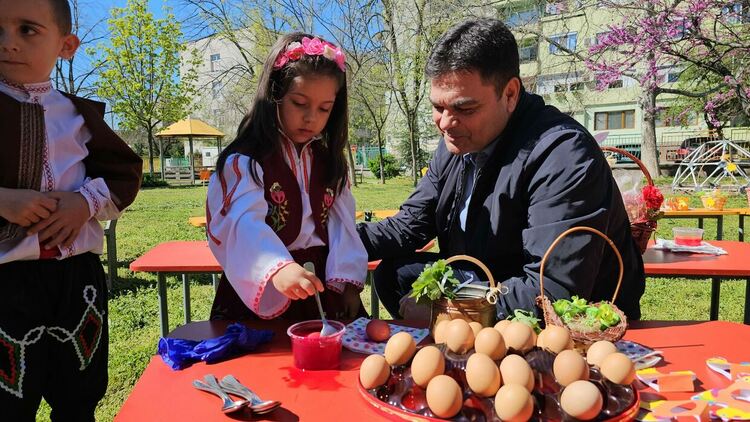 Кметът на Димитровград боядисва великденски яйца с децата от детска градина