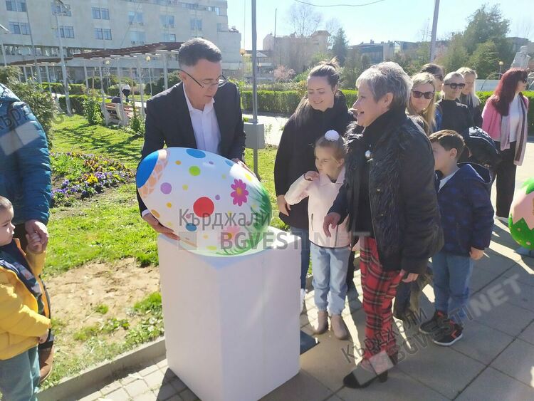 Децата на Кърджали боядисаха огромни яйца, поставиха ги с помощта на кмета в кътове пред Общината