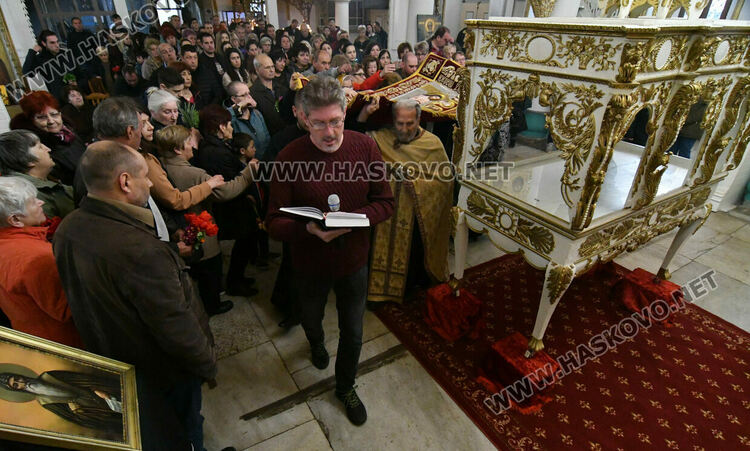 На Разпети петък миряните минават под плащеницата, в която тялото на Христос е било завито след свалянето от кръста