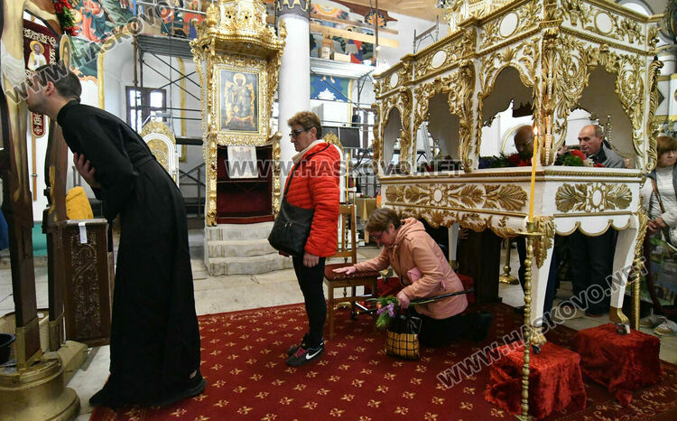 На Разпети петък миряните минават под плащеницата, в която тялото на Христос е било завито след свалянето от кръста