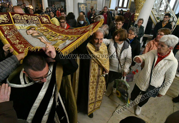 На Разпети петък миряните минават под плащеницата, в която тялото на Христос е било завито след свалянето от кръста