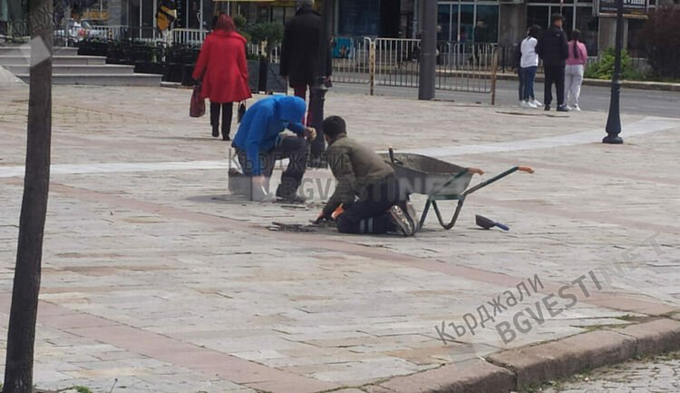   Трескаво готвят града за Великден, дойде ред и на плочките в центъра