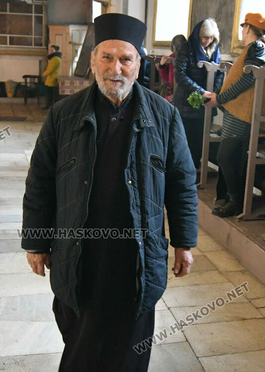 На Разпети петък миряните минават под плащеницата, в която тялото на Христос е било завито след свалянето от кръста