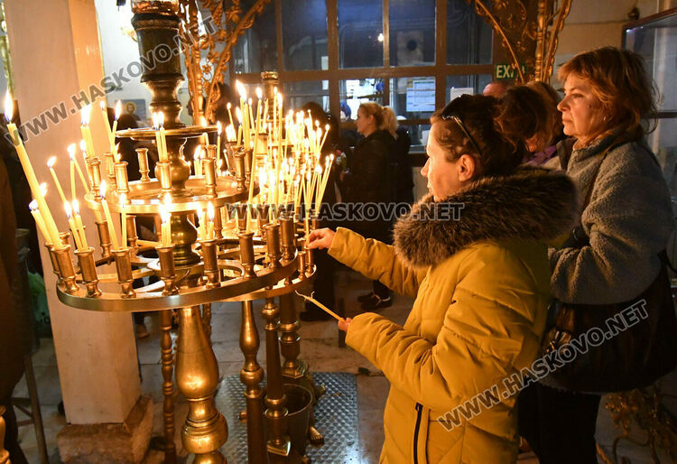 На Разпети петък миряните минават под плащеницата, в която тялото на Христос е било завито след свалянето от кръста