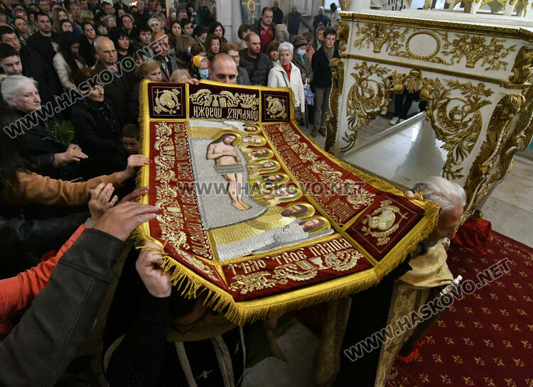 На Разпети петък миряните минават под плащеницата, в която тялото на Христос е било завито след свалянето от кръста