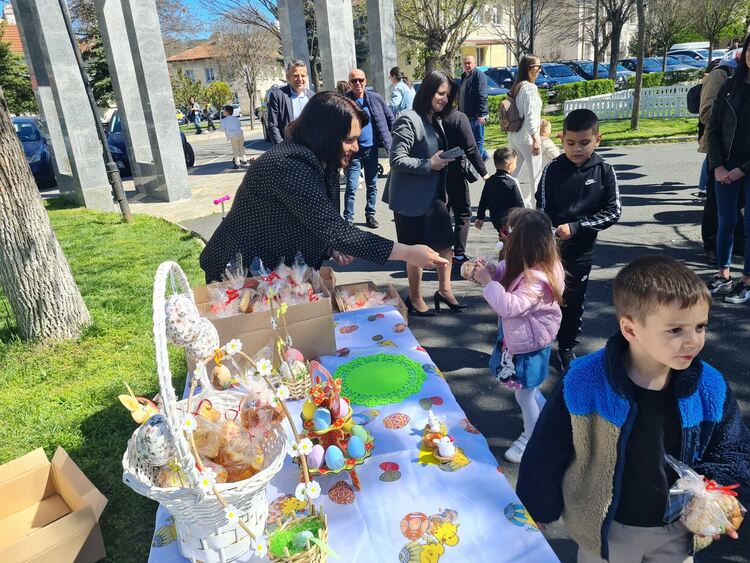 Деца боядисаха 1 000 великденски яйца в Момчилград 