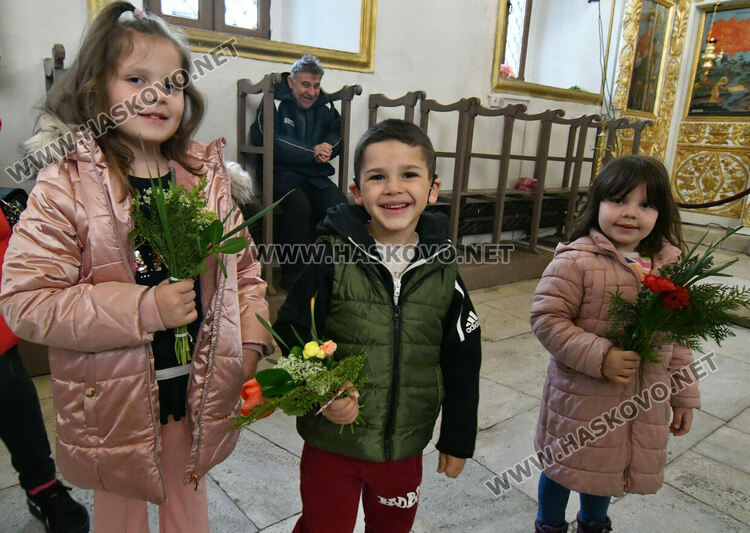 На Разпети петък миряните минават под плащеницата, в която тялото на Христос е било завито след свалянето от кръста