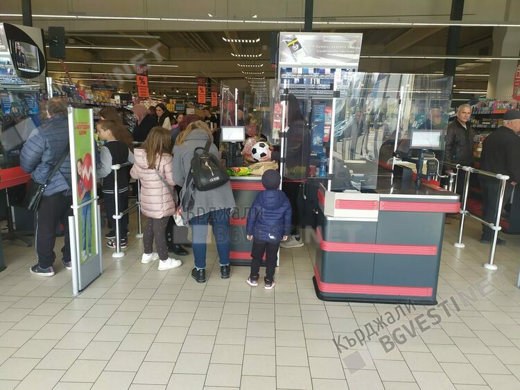   Кърджалийци превзеха  хипермаркетите заради Великденските промоции