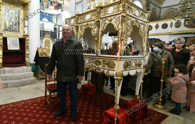 На Разпети петък миряните минават под плащеницата, в която тялото на Христос е било завито след свалянето от кръста