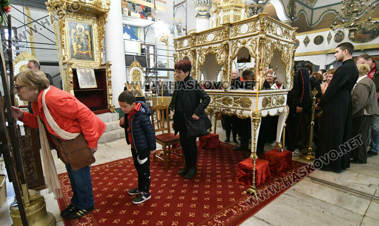 На Разпети петък миряните минават под плащеницата, в която тялото на Христос е било завито след свалянето от кръста