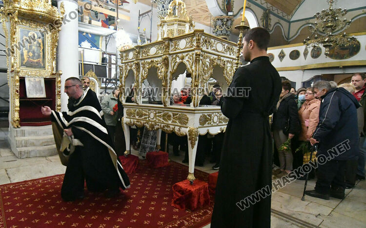 На Разпети петък миряните минават под плащеницата, в която тялото на Христос е било завито след свалянето от кръста